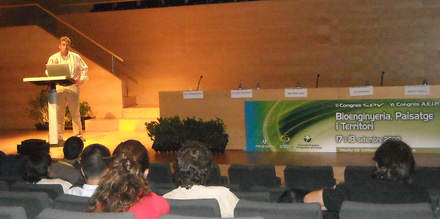 Valentín Contreras durante la ponencia de Restauración hidrológica de cárcavas en Jabalquinto