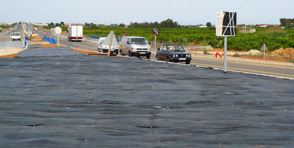Instalando geotextiles en la carretera Instalando geotextiles en la carretera
