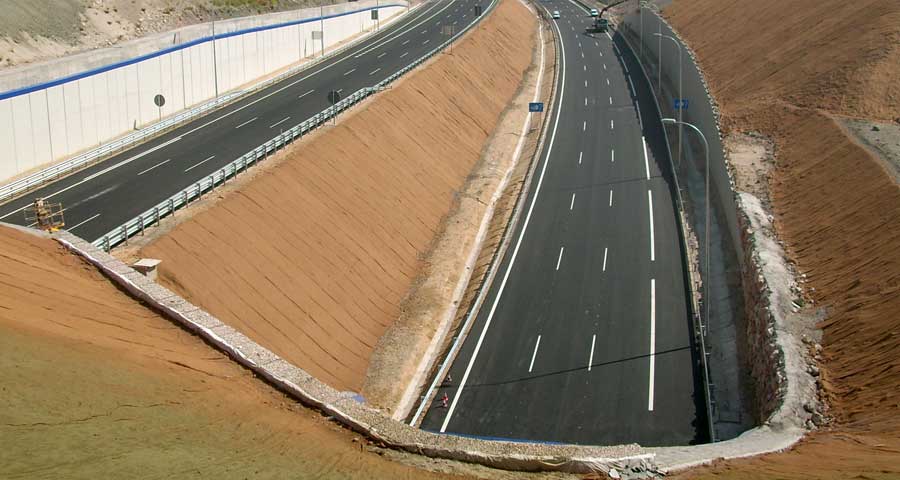 Control de la erosión mediante mantas orgánicas en un talud de carretera