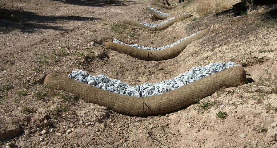 Gaviones y biorrollos para controlar la erosión por agua