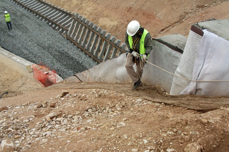 Mallas de yute en las obras del AVE en Alicante